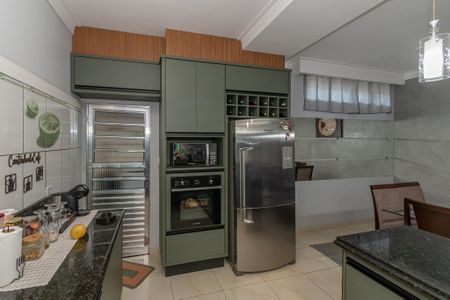 Casa para alugar com 264m², 4 quartos e 4 vagas Casa para alugar com 264m², 4 quartos e 4 vagasCozinha