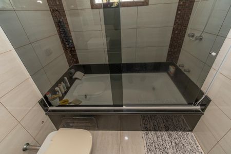 Casa para alugar com 264m², 4 quartos e 4 vagas Casa para alugar com 264m², 4 quartos e 4 vagasBanheira da Suíte 2
