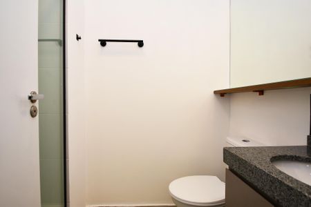 banheiro de kitnet/studio para alugar com 1 quarto, 26m² em Pinheiros, São Paulo