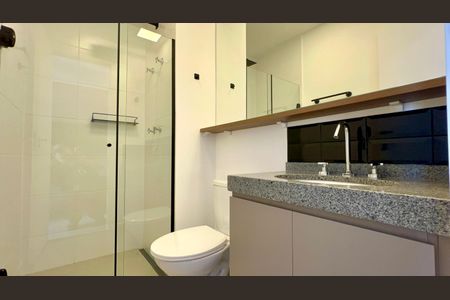 Banheiro de kitnet/studio para alugar com 1 quarto, 26m² em Pinheiros, São Paulo