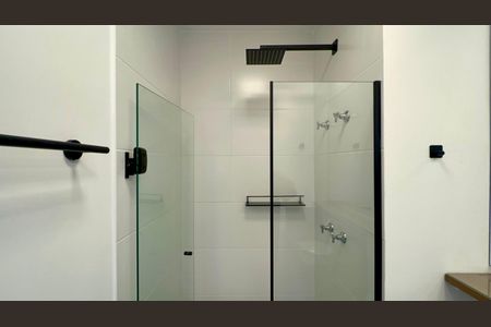 Banheiro de kitnet/studio para alugar com 1 quarto, 26m² em Pinheiros, São Paulo