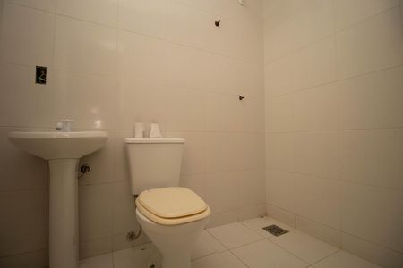 Casa de condomínio para alugar com 485m², 4 quartos e 3 vagas Casa de condomínio para alugar com 485m², 4 quartos e 3 vagasBanheiro de Serviço