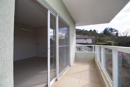 Sacada da Suíte Master de casa de condomínio à venda com 4 quartos, 485m² em Condomínio Quintas do Sol, Brasília
