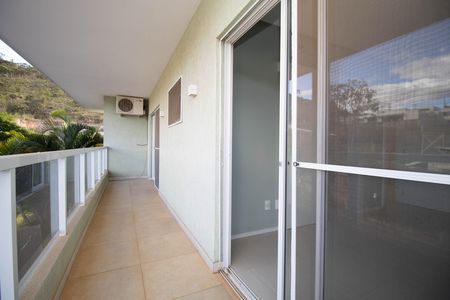 Casa de condomínio para alugar com 485m², 4 quartos e 3 vagas Casa de condomínio para alugar com 485m², 4 quartos e 3 vagasSacada da Suíte 2 e 3
