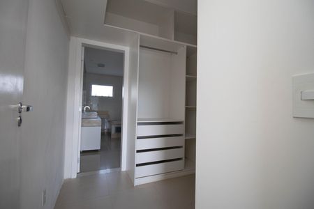 Casa de condomínio para alugar com 485m², 4 quartos e 3 vagas Casa de condomínio para alugar com 485m², 4 quartos e 3 vagasCloset da Suíte Master