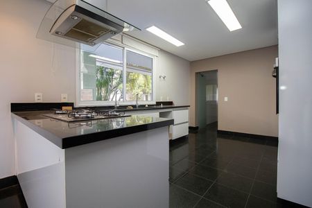 Casa de condomínio para alugar com 485m², 4 quartos e 3 vagas Casa de condomínio para alugar com 485m², 4 quartos e 3 vagasCozinha