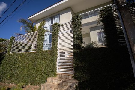 Casa de condomínio para alugar com 485m², 4 quartos e 3 vagas Casa de condomínio para alugar com 485m², 4 quartos e 3 vagasFachada