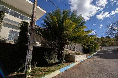 Casa de condomínio para alugar com 485m², 4 quartos e 3 vagas Casa de condomínio para alugar com 485m², 4 quartos e 3 vagasFachada