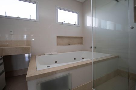 Casa de condomínio para alugar com 485m², 4 quartos e 3 vagas Casa de condomínio para alugar com 485m², 4 quartos e 3 vagasBanheiro da Suíte Master