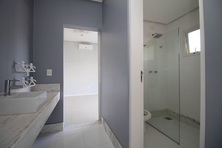 Casa de condomínio para alugar com 485m², 4 quartos e 3 vagas Casa de condomínio para alugar com 485m², 4 quartos e 3 vagasBanheiro da Suíte 2 e 3