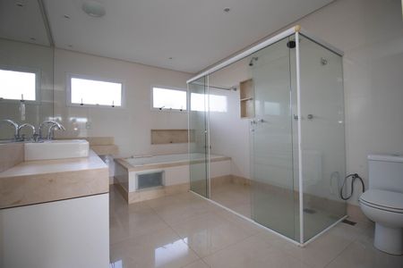 Casa de condomínio para alugar com 485m², 4 quartos e 3 vagas Casa de condomínio para alugar com 485m², 4 quartos e 3 vagasBanheiro da Suíte Master