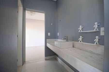 Casa de condomínio para alugar com 485m², 4 quartos e 3 vagas Casa de condomínio para alugar com 485m², 4 quartos e 3 vagasBanheiro da Suíte 2 e 3