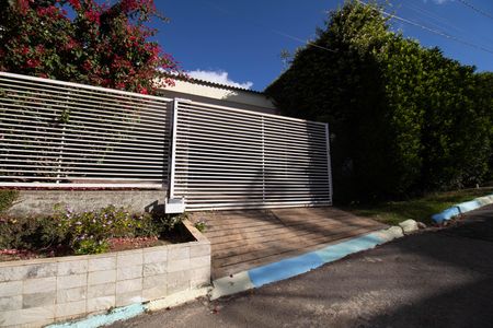 Casa de condomínio para alugar com 485m², 4 quartos e 3 vagas Casa de condomínio para alugar com 485m², 4 quartos e 3 vagasFachada