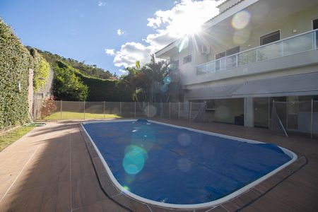 Casa de condomínio para alugar com 485m², 4 quartos e 3 vagas Casa de condomínio para alugar com 485m², 4 quartos e 3 vagasPiscina