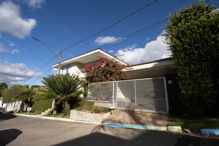 Casa de condomínio para alugar com 485m², 4 quartos e 3 vagas Casa de condomínio para alugar com 485m², 4 quartos e 3 vagasFachada