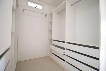 Casa de condomínio para alugar com 485m², 4 quartos e 3 vagas Casa de condomínio para alugar com 485m², 4 quartos e 3 vagasCloset da Suíte Master