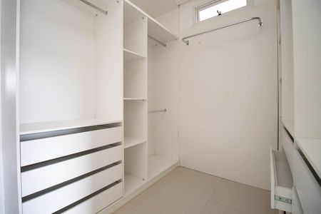 Casa de condomínio para alugar com 485m², 4 quartos e 3 vagas Casa de condomínio para alugar com 485m², 4 quartos e 3 vagasCloset da Suíte Master