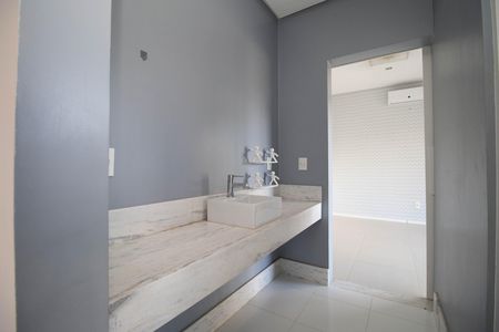 Casa de condomínio para alugar com 485m², 4 quartos e 3 vagas Casa de condomínio para alugar com 485m², 4 quartos e 3 vagasBanheiro da Suíte 2 e 3