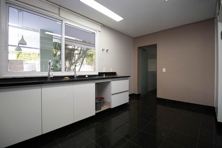Cozinha de casa de condomínio à venda com 4 quartos, 485m² em Condomínio Quintas do Sol, Brasília