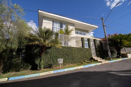 Casa de condomínio para alugar com 485m², 4 quartos e 3 vagas Casa de condomínio para alugar com 485m², 4 quartos e 3 vagasFachada