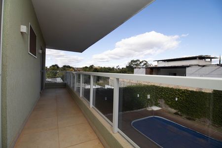 Casa de condomínio para alugar com 485m², 4 quartos e 3 vagas Casa de condomínio para alugar com 485m², 4 quartos e 3 vagasSacada da Suíte 2 e 3