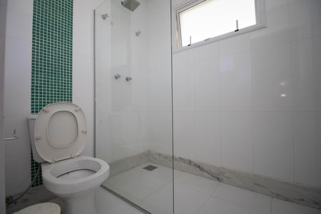 Casa de condomínio para alugar com 485m², 4 quartos e 3 vagas Casa de condomínio para alugar com 485m², 4 quartos e 3 vagasBanheiro da Suíte 2 e 3