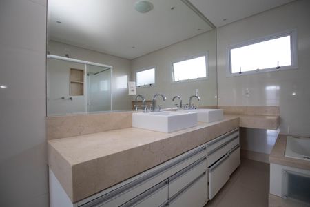 Casa de condomínio para alugar com 485m², 4 quartos e 3 vagas Casa de condomínio para alugar com 485m², 4 quartos e 3 vagasBanheiro da Suíte Master