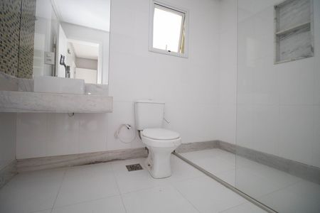Casa de condomínio para alugar com 485m², 4 quartos e 3 vagas Casa de condomínio para alugar com 485m², 4 quartos e 3 vagasBanheiro da Suíte 1