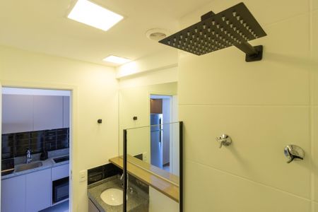 Banheiro de kitnet/studio para alugar com 1 quarto, 26m² em Pinheiros, São Paulo