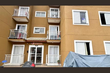 Placa instalada na fachada do imóvel  de apartamento para alugar com 2 quartos, 42m² em Vila Nova Bonsucesso, Guarulhos