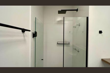 Banheiro de kitnet/studio para alugar com 1 quarto, 26m² em Pinheiros, São Paulo