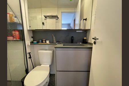 Banheiro de apartamento para alugar com 1 quarto, 29m² em Ferreira, São Paulo