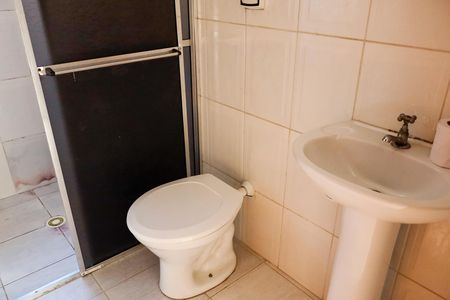 Banheiro de casa para alugar com 1 quarto, 60m² em Quitaúna, Osasco