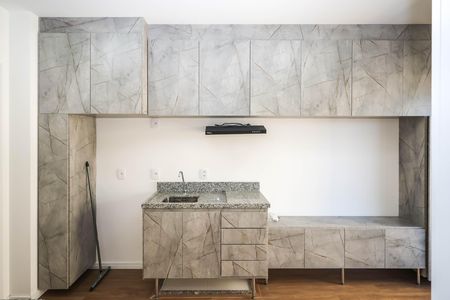 Cozinha de kitnet/studio para alugar com 1 quarto, 28m² em Liberdade, São Paulo