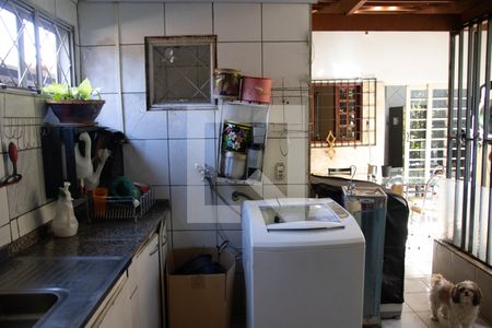 Casa à venda com 560m², 4 quartos e 4 vagas Casa à venda com 560m², 4 quartos e 4 vagasCozinha e Área de Serviço
