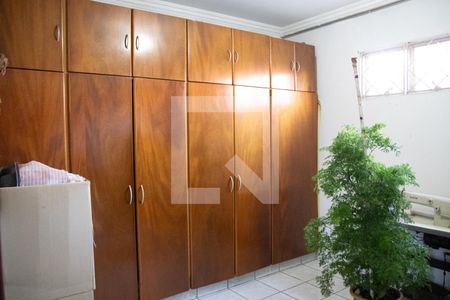 Casa à venda com 560m², 4 quartos e 4 vagas Casa à venda com 560m², 4 quartos e 4 vagasQuarto 01
