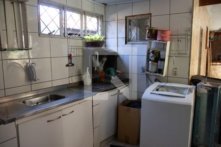 Casa à venda com 560m², 4 quartos e 4 vagas Casa à venda com 560m², 4 quartos e 4 vagasCozinha e Área de Serviço