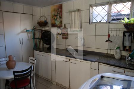 Casa à venda com 560m², 4 quartos e 4 vagas Casa à venda com 560m², 4 quartos e 4 vagasCozinha e Área de Serviço