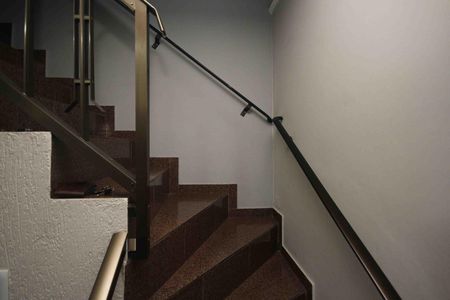 Casa à venda com 130m², 2 quartos e 2 vagas Casa à venda com 130m², 2 quartos e 2 vagasEscada