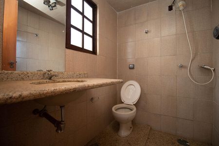Casa de condomínio para alugar com 450m², 7 quartos e 3 vagas Casa de condomínio para alugar com 450m², 7 quartos e 3 vagasBanheiro de Serviço