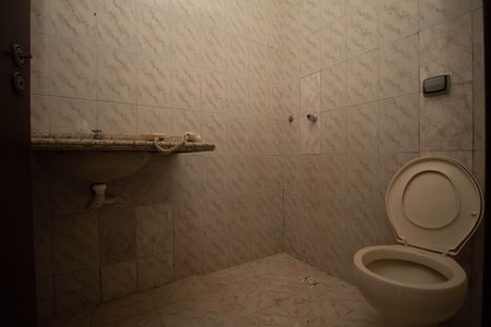 Casa de condomínio para alugar com 450m², 7 quartos e 3 vagas Casa de condomínio para alugar com 450m², 7 quartos e 3 vagasBanheiro de Serviço