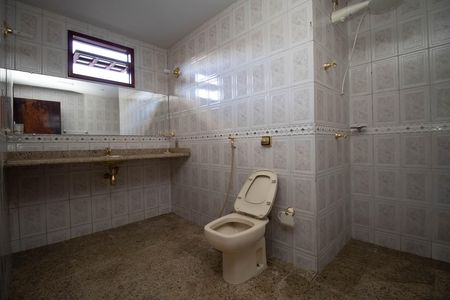 Casa de condomínio para alugar com 450m², 7 quartos e 3 vagas Casa de condomínio para alugar com 450m², 7 quartos e 3 vagasBanheiro da Suíte