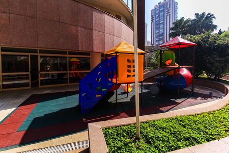 Apartamento à venda com 254m², 3 quartos e 5 vagas Apartamento à venda com 254m², 3 quartos e 5 vagasÁrea comum - Playground