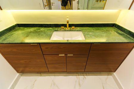 Apartamento à venda com 254m², 3 quartos e 5 vagas Apartamento à venda com 254m², 3 quartos e 5 vagasBanheiro da Suíte 1