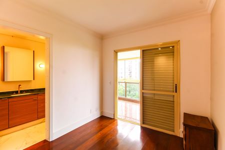 Apartamento à venda com 254m², 3 quartos e 5 vagas Apartamento à venda com 254m², 3 quartos e 5 vagasQuarto 2 - Suíte