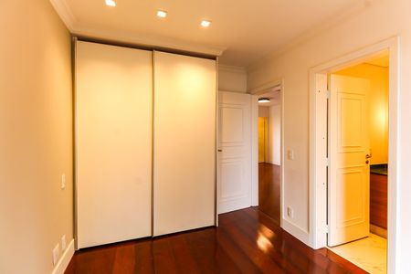 Apartamento à venda com 254m², 3 quartos e 5 vagas Apartamento à venda com 254m², 3 quartos e 5 vagasQuarto 2 - Suíte