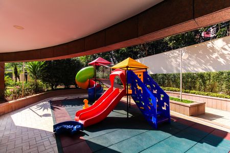 Apartamento à venda com 254m², 3 quartos e 5 vagas Apartamento à venda com 254m², 3 quartos e 5 vagasÁrea comum - Playground