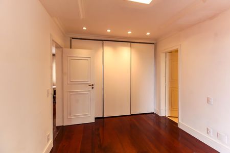 Apartamento à venda com 254m², 3 quartos e 5 vagas Apartamento à venda com 254m², 3 quartos e 5 vagasQuarto 1 - Suíte