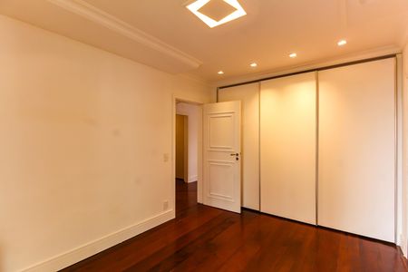 Apartamento à venda com 254m², 3 quartos e 5 vagas Apartamento à venda com 254m², 3 quartos e 5 vagasQuarto 1 - Suíte