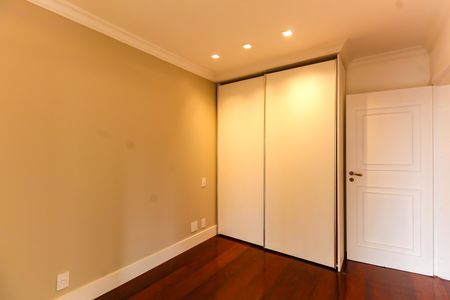 Apartamento à venda com 254m², 3 quartos e 5 vagas Apartamento à venda com 254m², 3 quartos e 5 vagasQuarto 2 - Suíte
